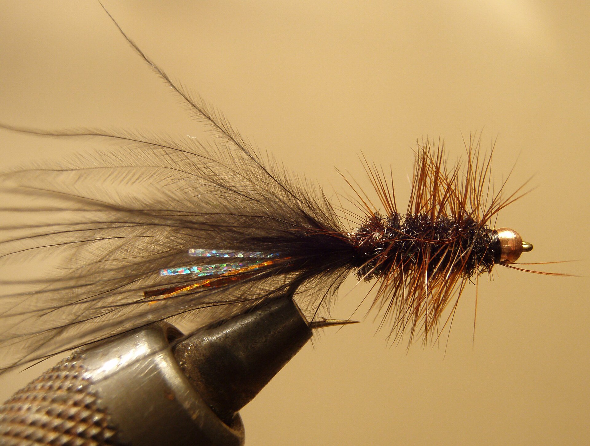 一枚黑棕珠头 Woolly Bugger 成品毛钩